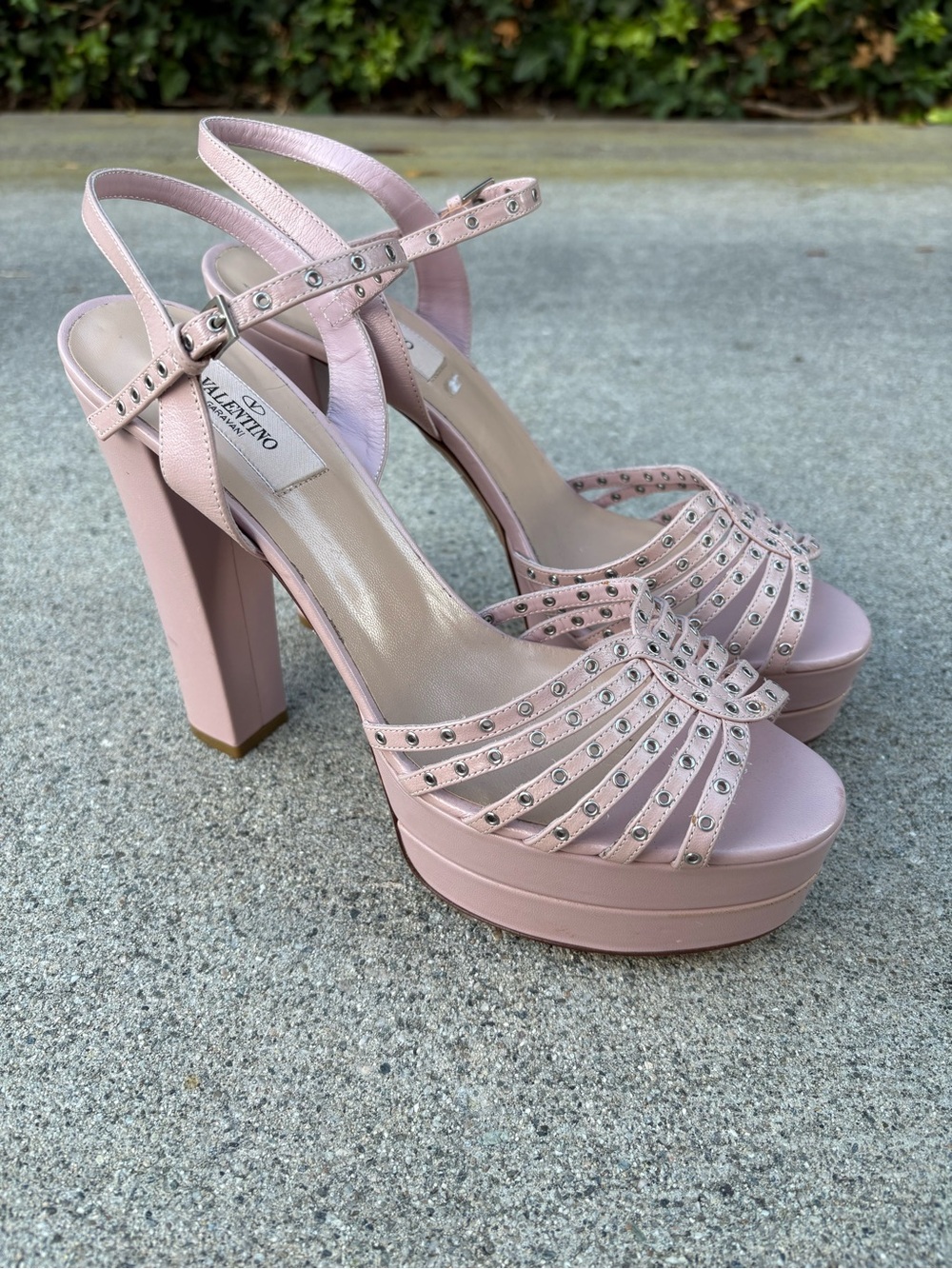 Valentino Love Latch grommeted light pink alba nude leather platform sandal 40